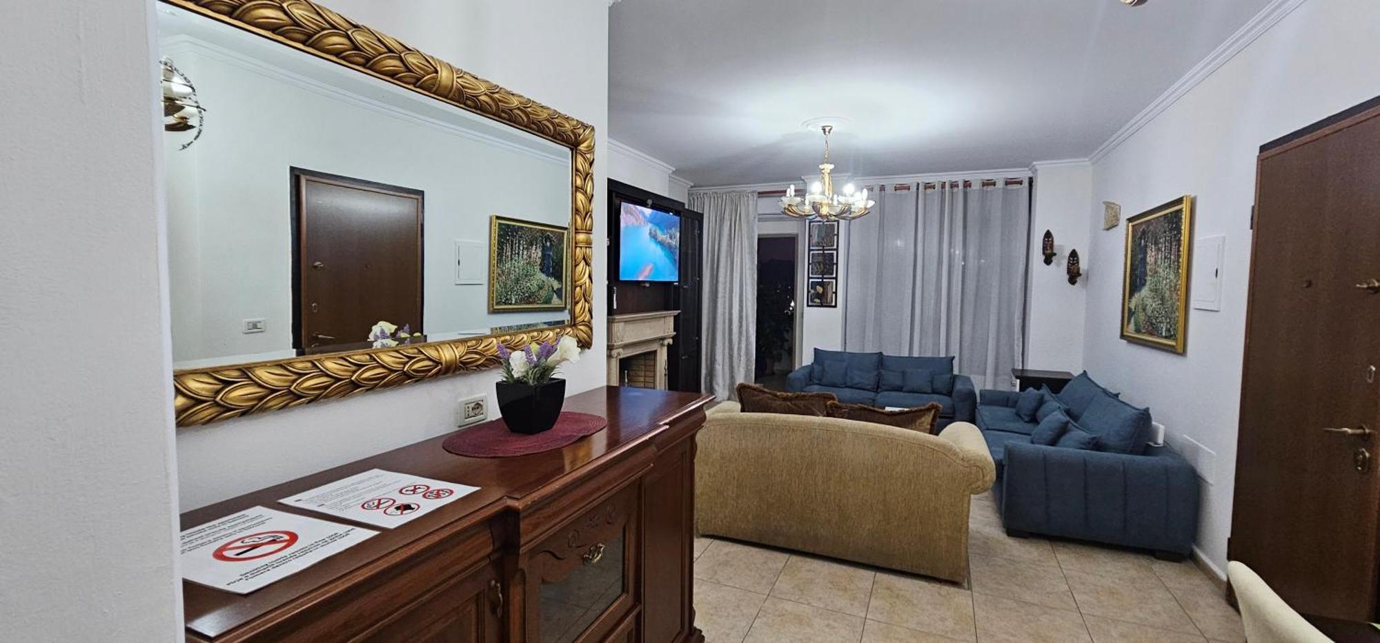 Skanderbeg Square Explorer Apartment *